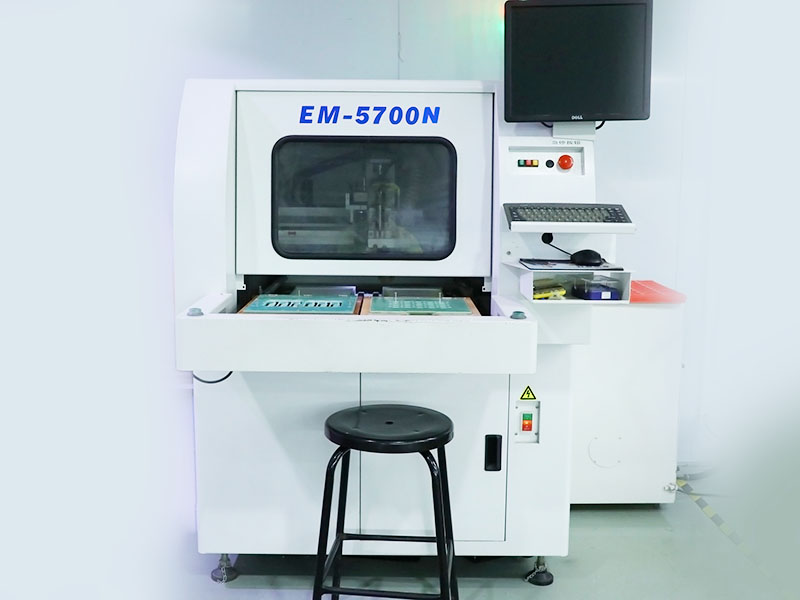 Automatic depanelization machine for through-hole boards